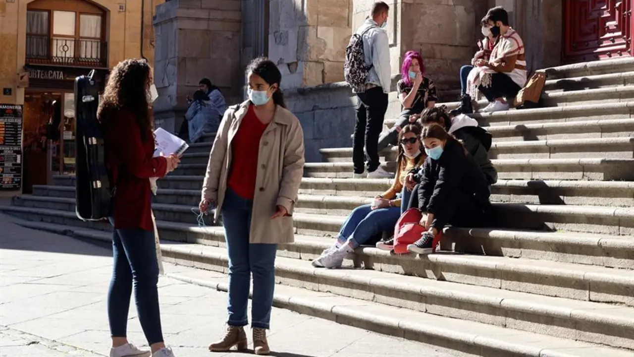 Vista general de la Universidad de Salamanca hoy jueves. El anuncio de las nueva restricciones a la ciudad de Salamanca, a sus 144.000 habitantes, hecho por la Junta de Castilla y Le&oacute;n no ha sorprendido a nadie porque eran esperadas, aunque los afectados se debaten entre la decepci&oacute;n y la resignaci&oacute;n, y tratando de llevar este jueves con la &uacute;ltima normalidad.-EFE/J.M.GARCIA