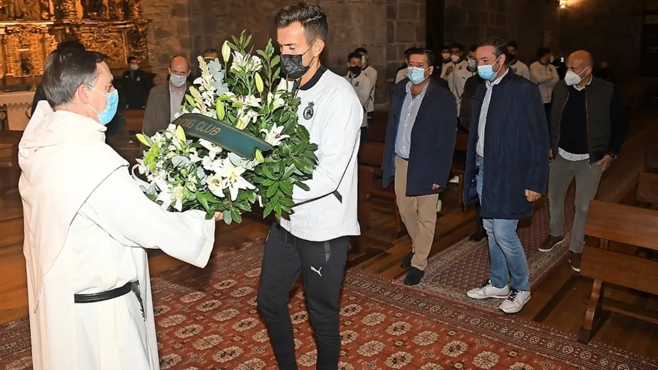 Iv&aacute;n Crespo, ofreciendo una corona de flores en representaci&oacute;n del club. / hardy