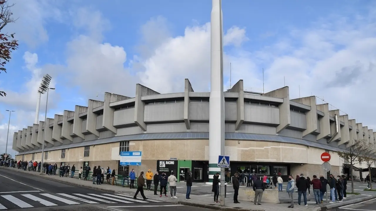 Aficionados al Racing en busca de una entrada para el primer partido liguero. / Hardy