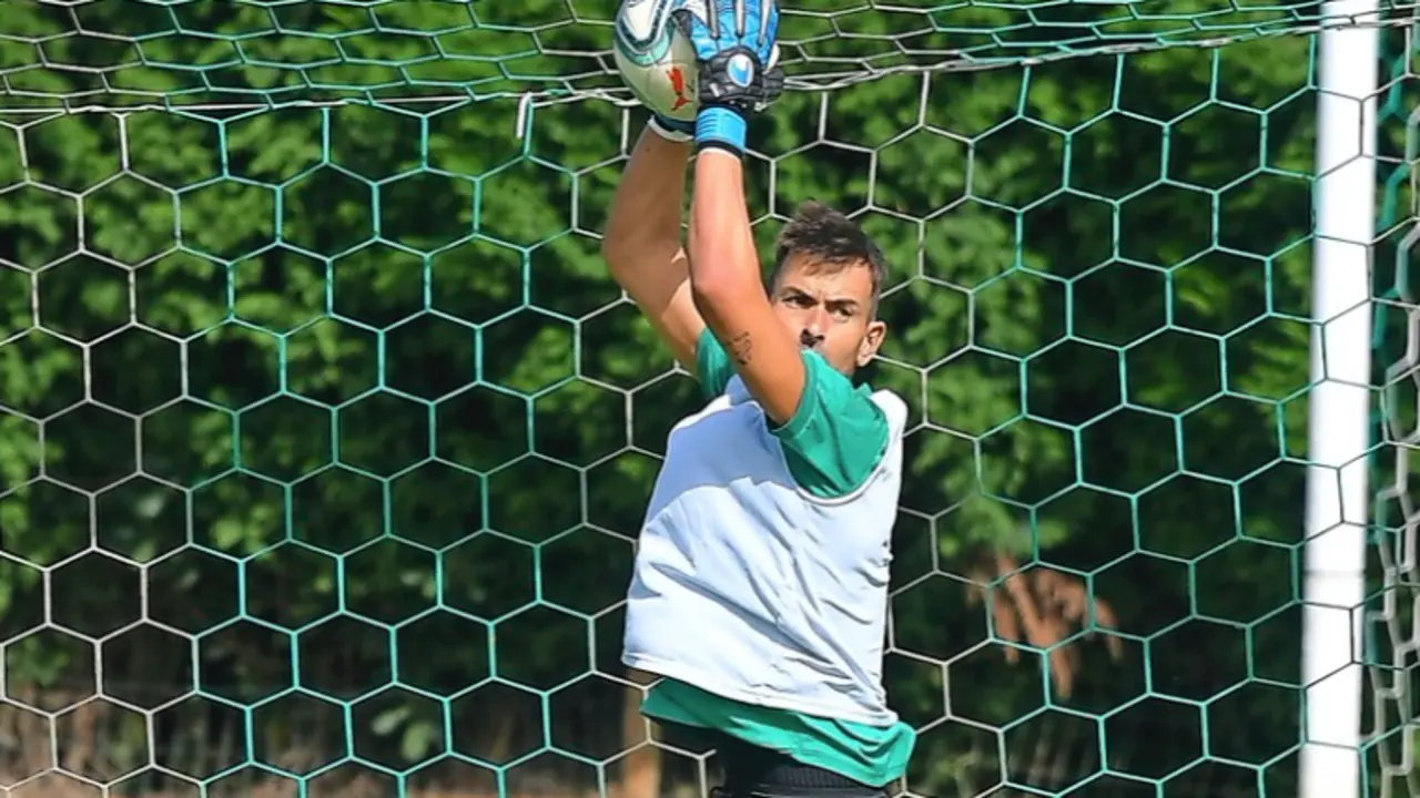 Iv&aacute;n Crespo, atrapando un bal&oacute;n en el entrenamiento. / Hardy