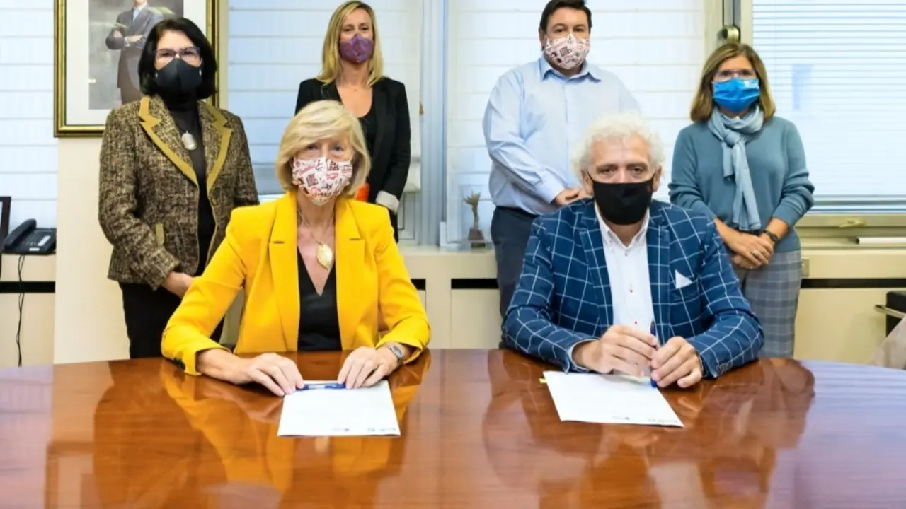La consejera Marina Lomb&oacute; y el presidente de la asociaci&oacute;n, &Aacute;ngel Cuevas, rubrican el acuerdo. / ALERTA