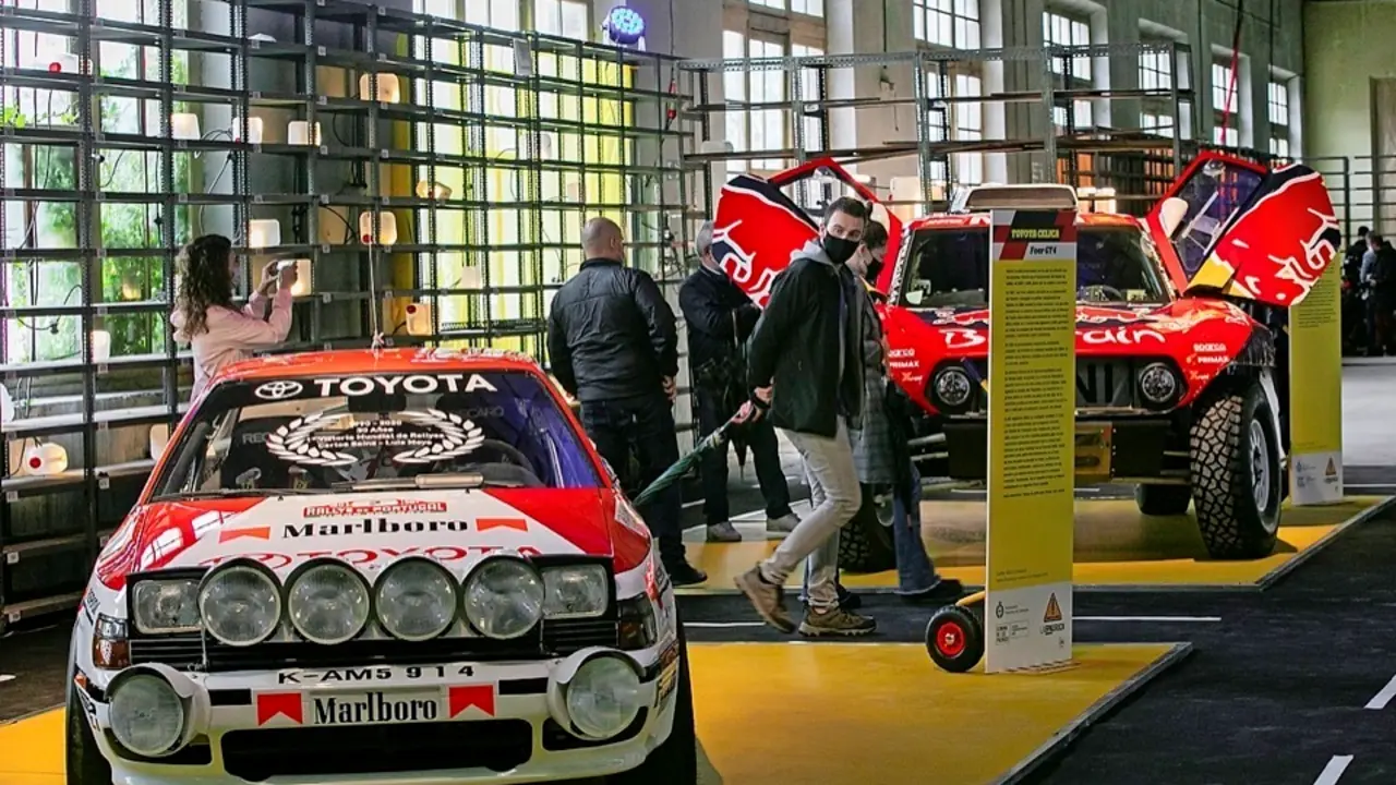 GRAF8285. OVIEDO, 10/10/2020.- Vista de la muestra en honor a Carlos Sainz con los veh&iacute;culos que ha logrado sus &eacute;xitos (Toyota Celica, Mini JCW buggy-Dakar 2020) y que cuenta adem&aacute;s con modernos simuladores de conducci&oacute;n por un circuito urbano virtual por las calles de Oviedo en la fabrica de Armas de la Vega de Oviedo este s&aacute;bado. EFE/ Alberto Morante