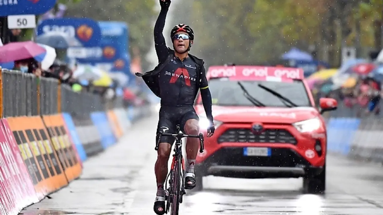 Jhonatan Manuel Narvaez entrando vencedor en la meta. / LUCA ZENNARO