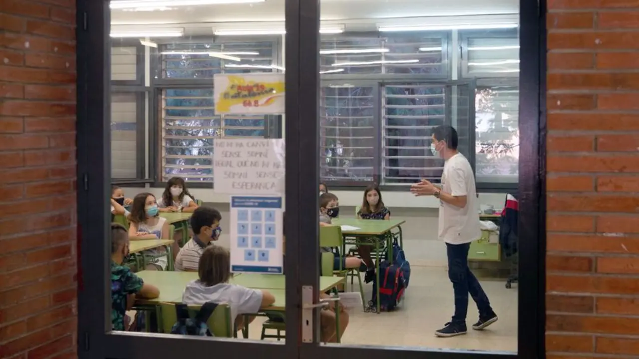 Un profesor imparte una clase. EFE/Enric Fontcuberta/Archivo