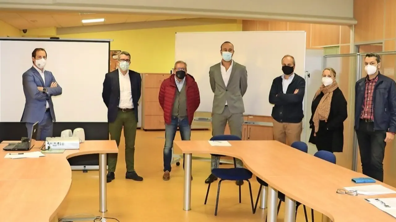 El alcalde Javier L&oacute;pez Estrada y el concejal de Hacienda Pedro P&eacute;rez Noriega asistieron ayer a una reuni&oacute;n de trabajo con V&iacute;ctor Gij&oacute;n, del comit&eacute; t&eacute;cnico de la Fundaci&oacute;n Innovaci&oacute;n y Desarrollo (FIDBAN). / alErta