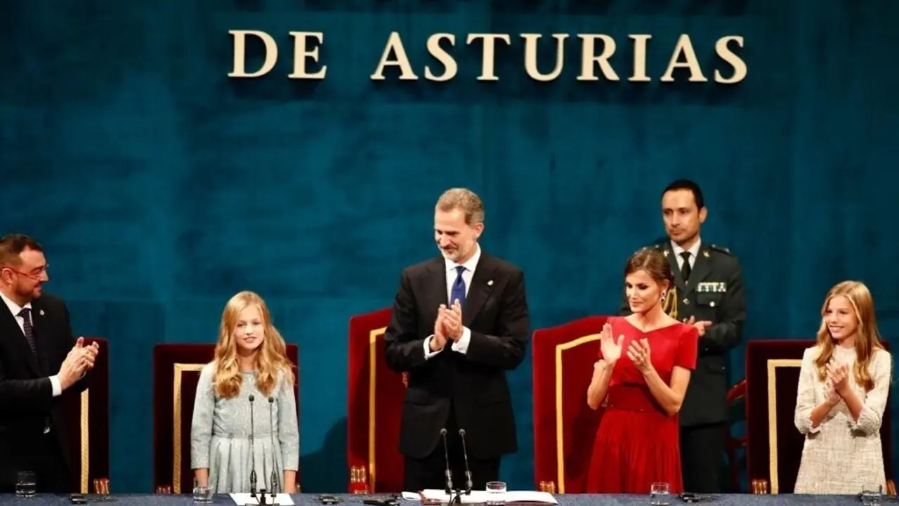 El presidente del Principado, Adri&aacute;n Barb&oacute;n, el Rey Felipe VI, la Reina Letizia y la Infanta Sof&iacute;a ovacionan a la Princesa Leonor tras su discurso en la ceremonia de entrega de los Premios Princesa de Asturias 2019.