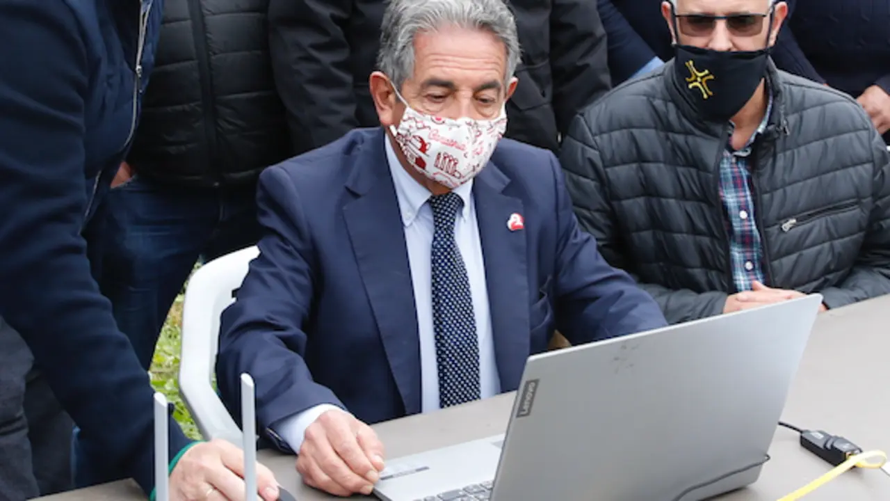 El presidente c&aacute;ntabro, Miguel &Aacute;ngel Revilla despu&eacute;s de inaugurar la instalaci&oacute;n del nuevo alumbrado en la localidad de Bustablado. / ALERTA