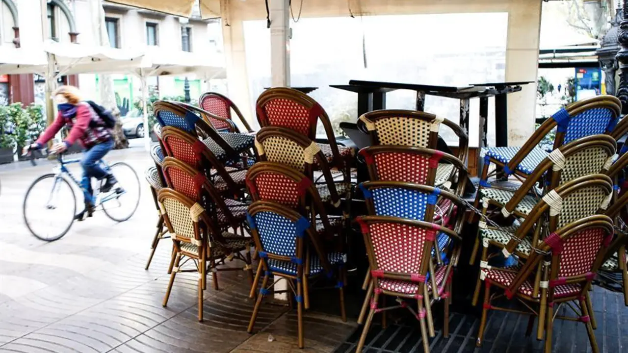 Aspecto de la terraza de un bar cerrado de las Ramblas de Barcelona, este viernes. EFE/Quique Garc&iacute;a