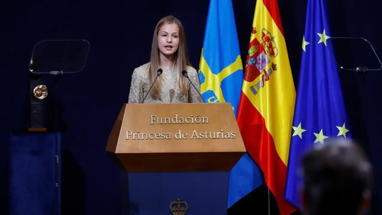 La princesa Leonor pronuncia un discurso durante la ceremonia de entrega de los Premios Princesa de Asturias celebrados este viernes en Oviedo. EFE/Ballesteros POOL