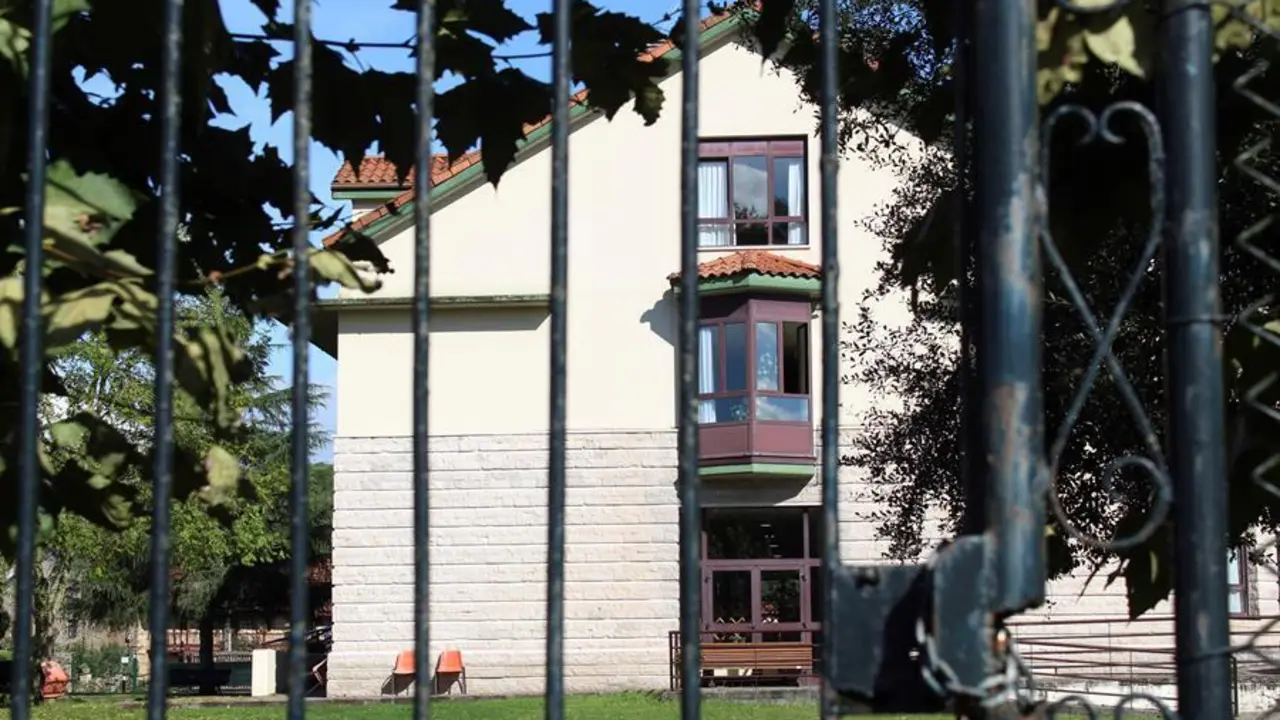 Los vecinos del municipio c&aacute;ntabro de Villacarriedo siguen su vida con normalidad pese a un segundo brote de coronavirus, "inesperado y repentino", en solo una semana y que ha llegado hasta la residencia de mayores de la localidad con 29 personas contagiadas. EFE/Celia Ag&uuml;ero Pereda