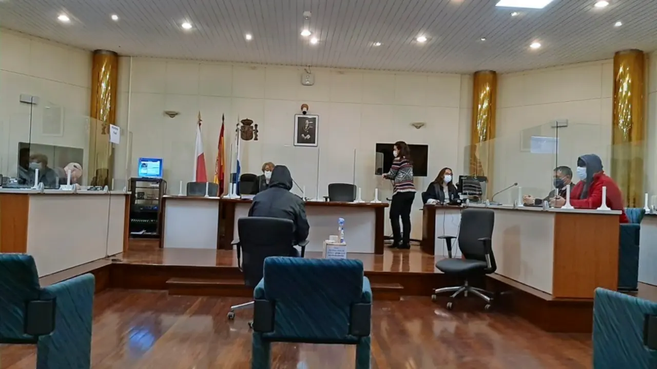 Uno de los acusados por la muerte del anciano en un garaje en Santander ejerce su derecho a la &uacute;ltima palabra en la Audiencia Nacional. / ALERTA