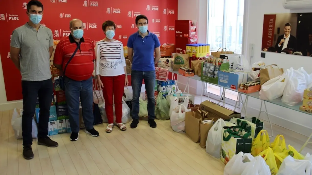 El portavoz socialista, Daniel Fern&aacute;ndez durante una campaña solidaria.