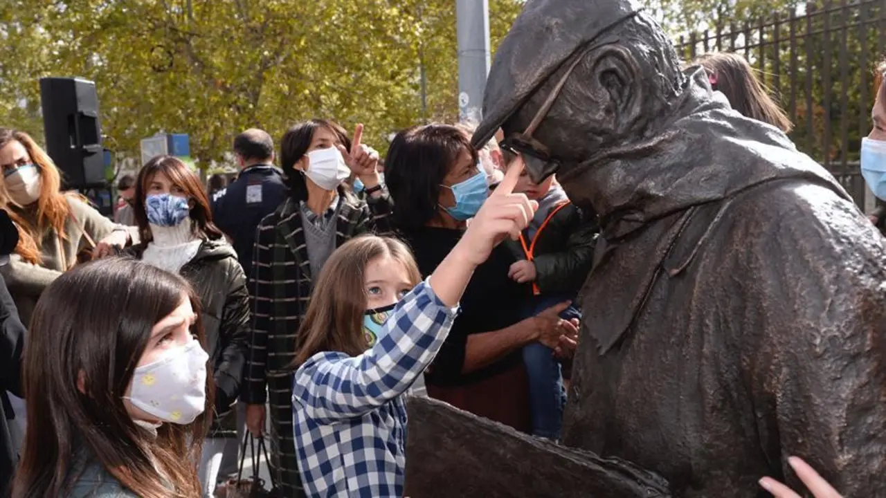 Las bisnietas del escritor Miguel Delibes, Elisa y Paloma, observan la escultura de su bisabuelo, obra del artista Eduardo Cuadrado, reci&eacute;n descubierta en la plaza Zorrilla de Valladolid en el d&iacute;a en el que se celebran cien a&ntilde;os del nacimiento del escritor vallisoletano. EFE/NACHO GALLEGO