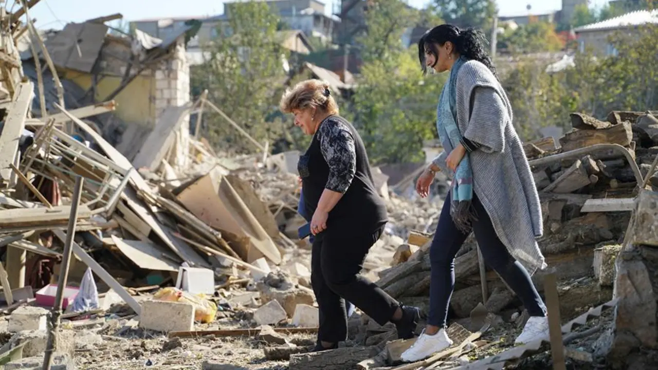 -Vista de los destrozos causados explosiones en Stepanakert (Nagorno Karabaj) hoy s&aacute;bado. EFE/Pablo Gonz&aacute;lez