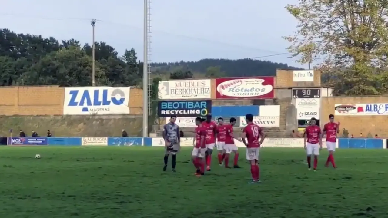 Los jugadores agradecen al p&uacute;blico su desplazamiento al campo en el partido Amorebieta-Laredo. / @CDLaredo