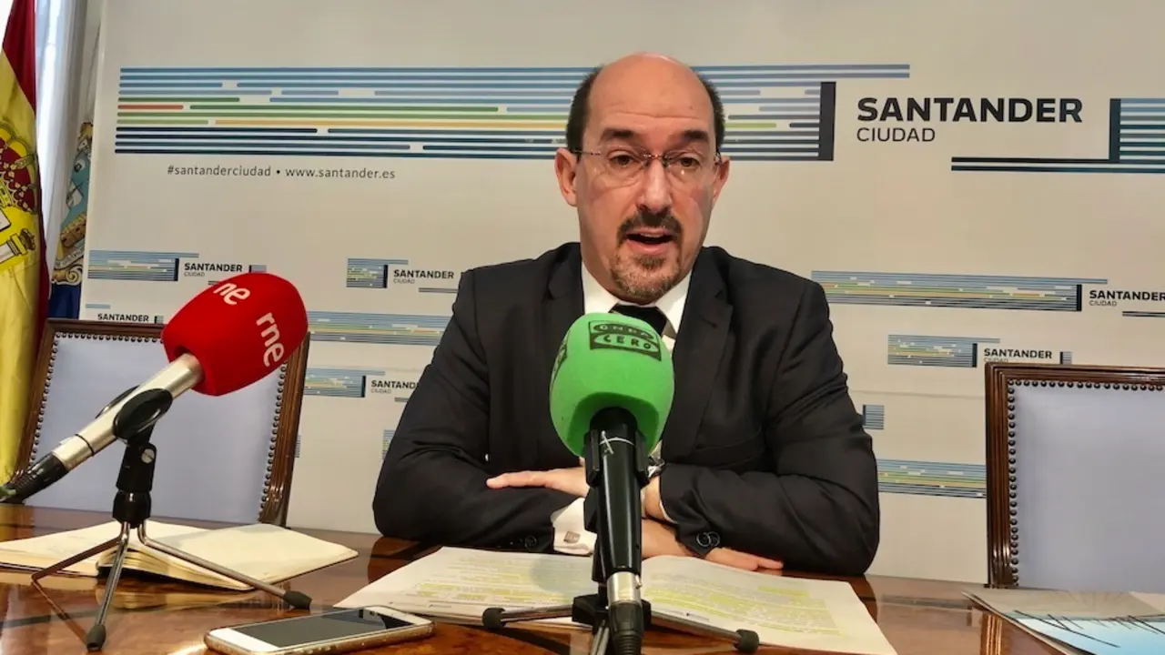 El concejal de Servicios Sociales de Santander, &Aacute;lvaro Lav&iacute;n. / ALERTA