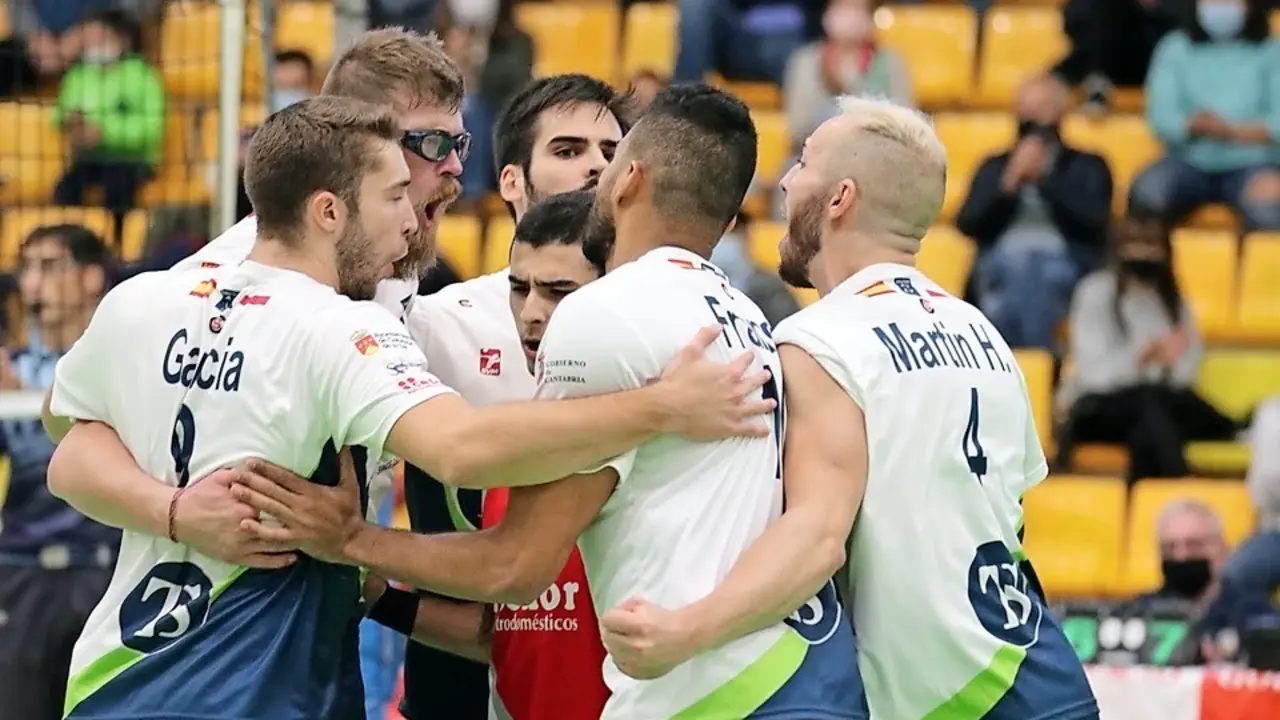 Los jugadores del Voley Textil Santanderina celebran un punto. / Marcos Fierro