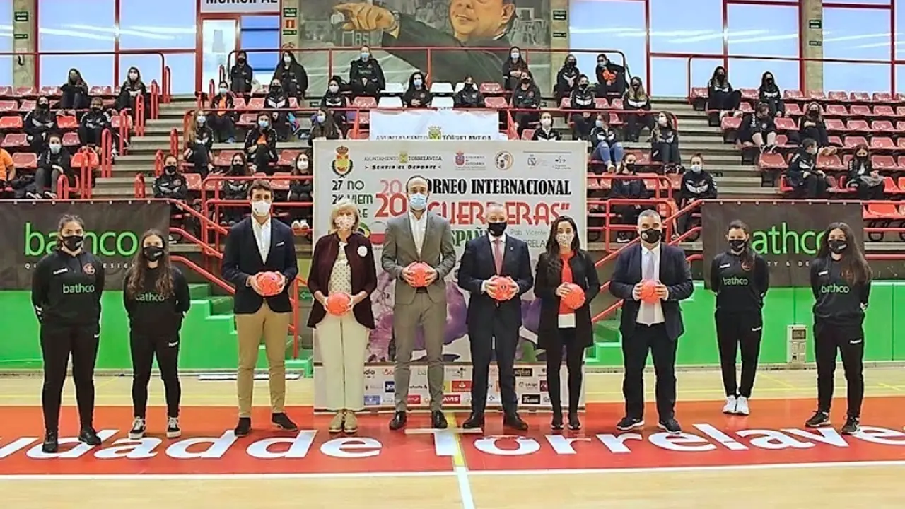 Autoridades y organizadores durante la presentaci&oacute;n del torneo que se disputar&aacute; en Torrelavega. / Alerta