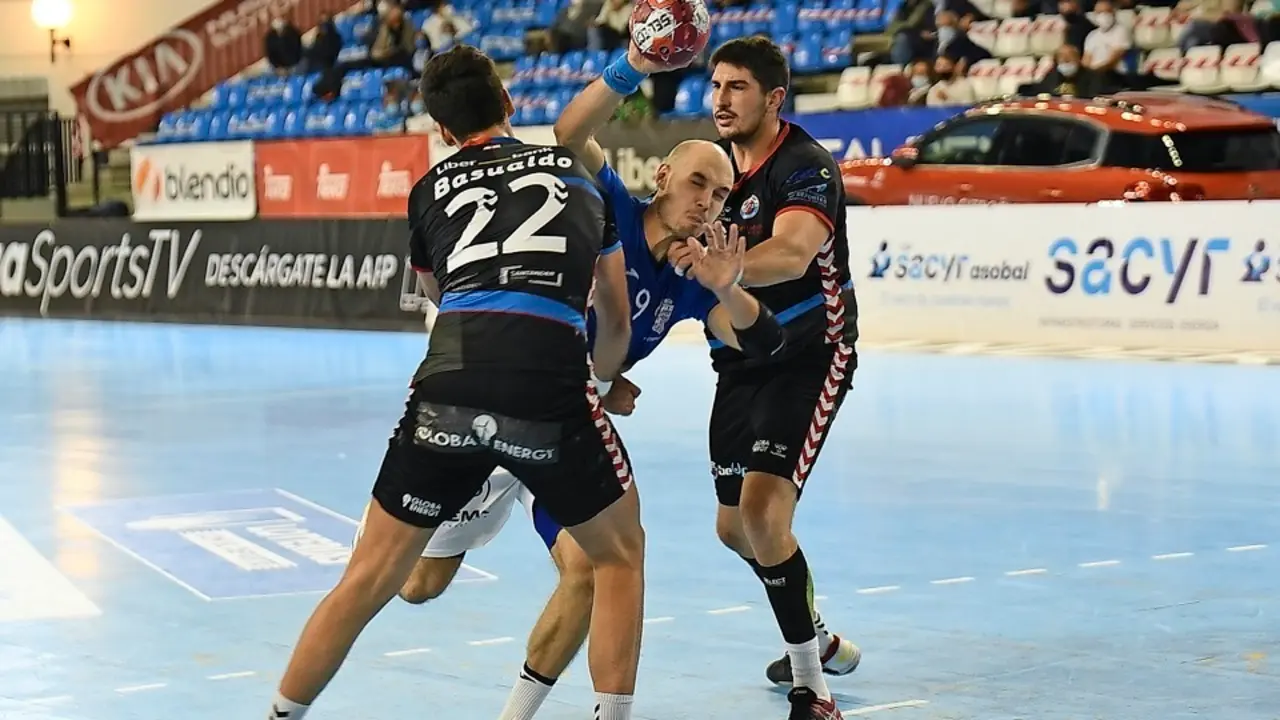 La defensa c&aacute;ntabra intenta parar a un jugador vallisoletano. / Luis A. Trapero