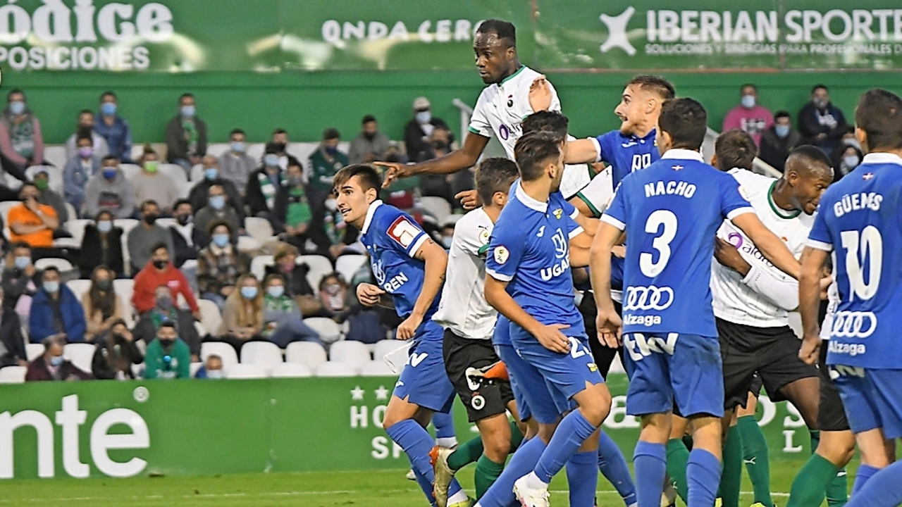 Nana se eleva por encima de todos para cabecear un bal&oacute;n que convertir&aacute; en gol y significar&aacute; el empate a uno final. / Hardy