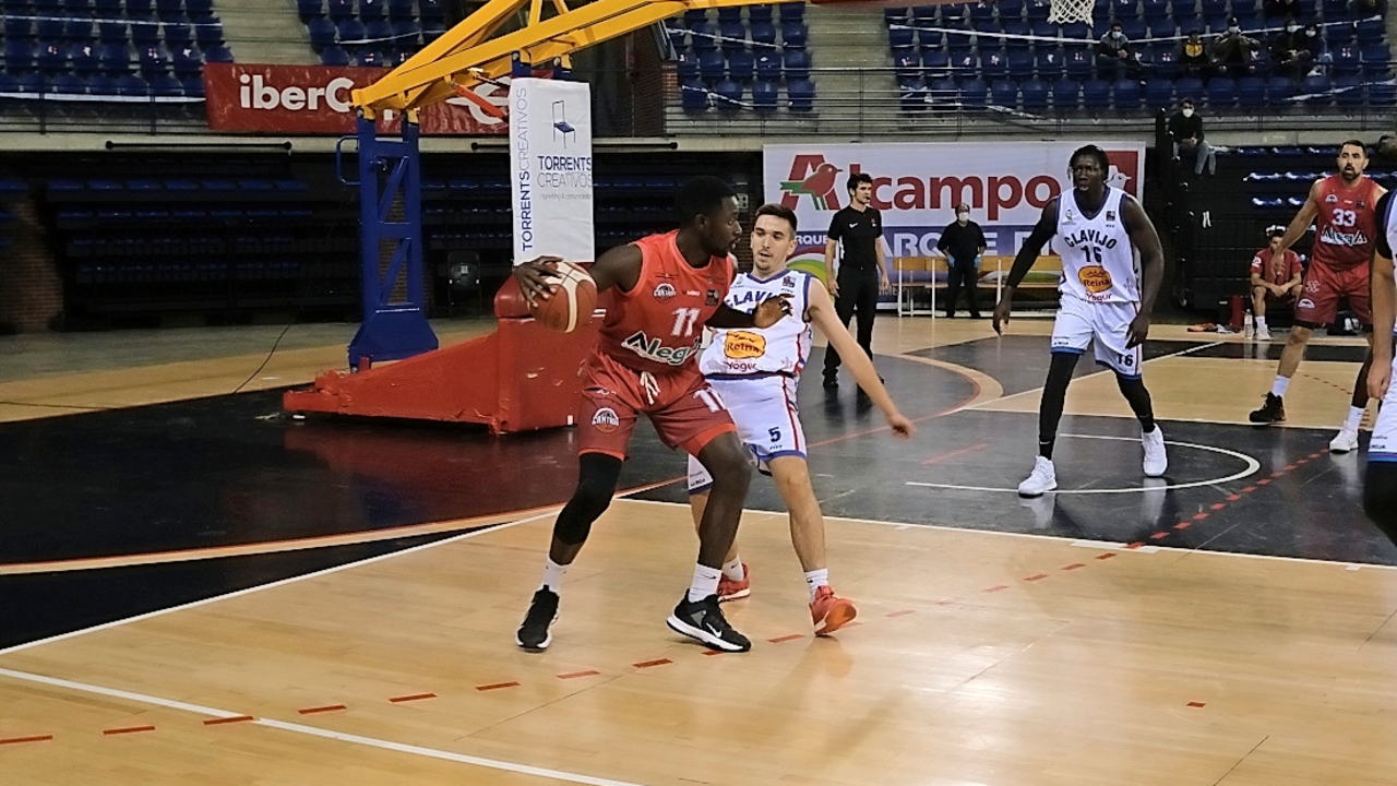 Un jugador del Alega Cantabria intenta sortear la defensa del equipo riojano. / Hugo G&oacute;mez