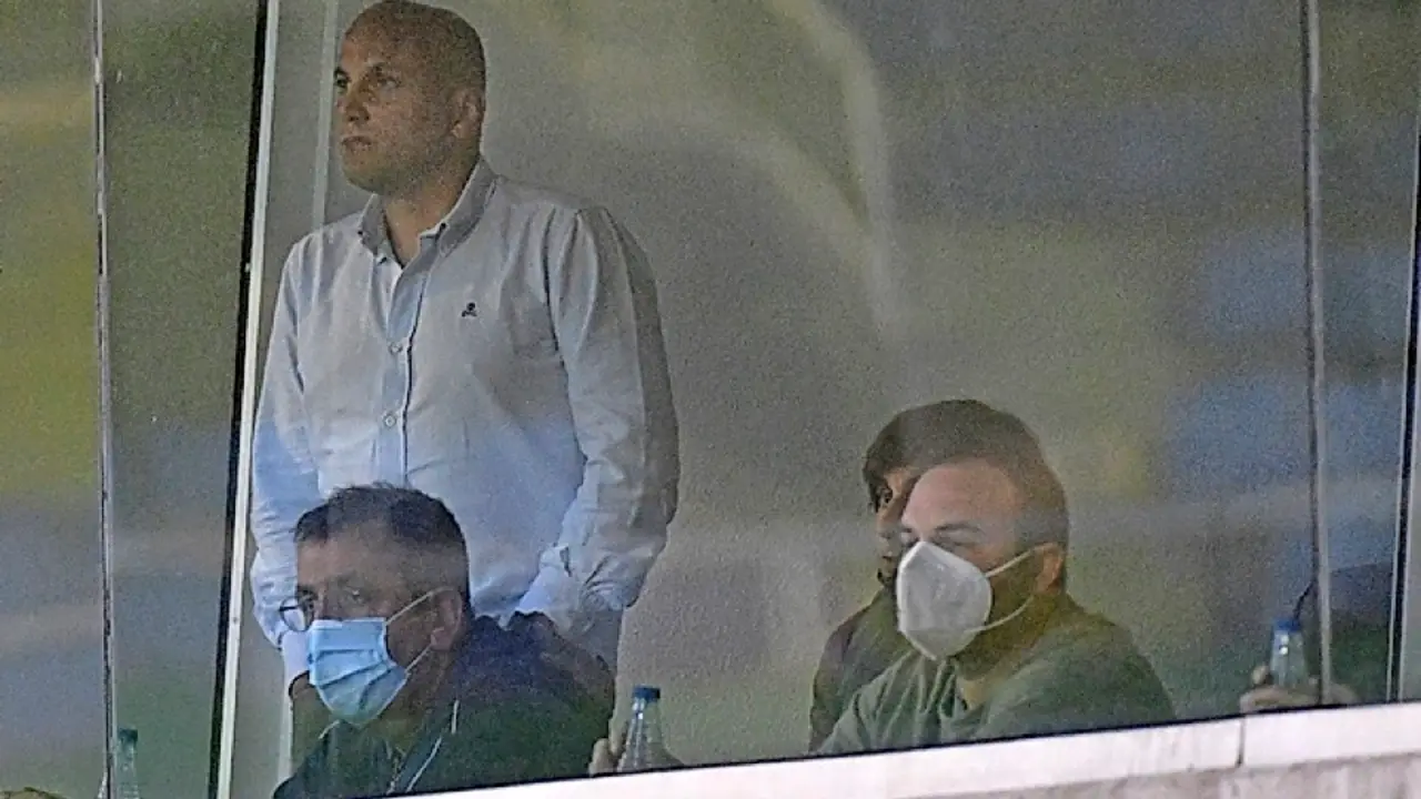 Rozada, sancionado, tuvo que ver el partido desde un box. / Hardy
