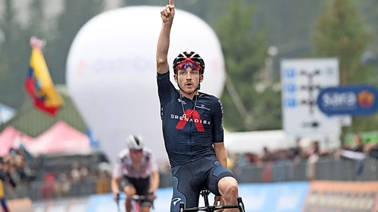 Tao Geoghegan Hart entrando vencedor en la meta. / LUCA ZENNARO