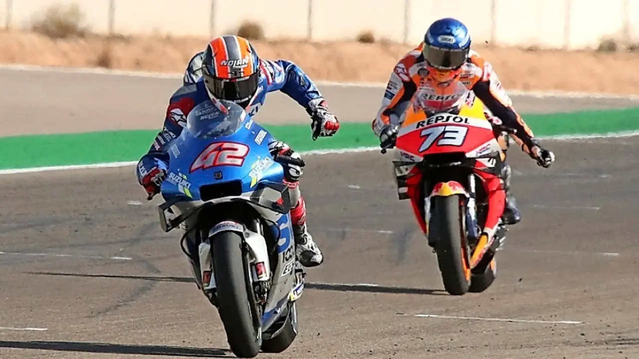 Alex Rins comienza a celebrar su victoria con Alex M&aacute;rquez detr&aacute;s. / Javier Cebollada