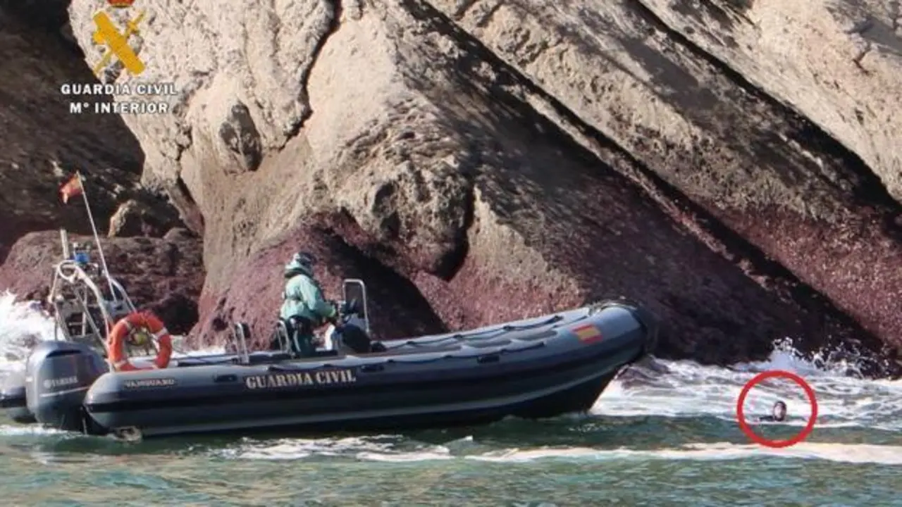 Uno de los furtivos intent&oacute; escapar lanz&aacute;ndose al mar. / OPC
