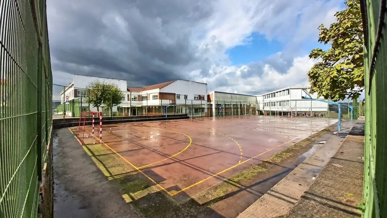 Pista deportiva del IES Los Remedios, en El Astillero. / ALERTA
