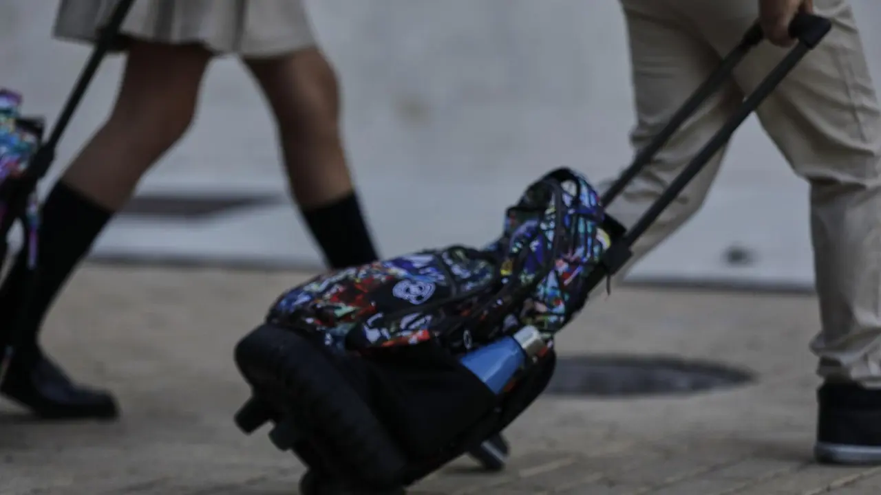 Alumnos con mochila. Archivo  