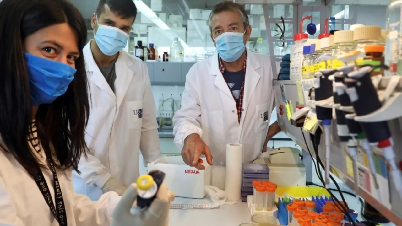 El científico José Martínez-Costas (d) con parte de sus investigadores en el laboratorio del CIQUS de la Universidad de Santiago, en busca de una vacuna contra el SARS-CoV-2, en su caso con una metodología propia. (XOÁN REY:EFE 