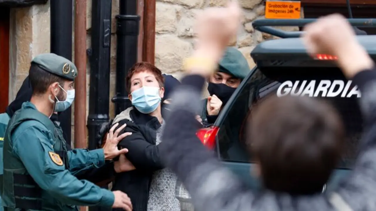 La ex miembro de ETA, Ekhine Eizaguirre, al ser este lunes por la Guardia Civil en Zarauz, como responsable de un antiguo zulo de explosivos de la banda descubierto de manera fortuita por un ciudadano en junio de 2019. : JUAN HERRERO (EFE)
