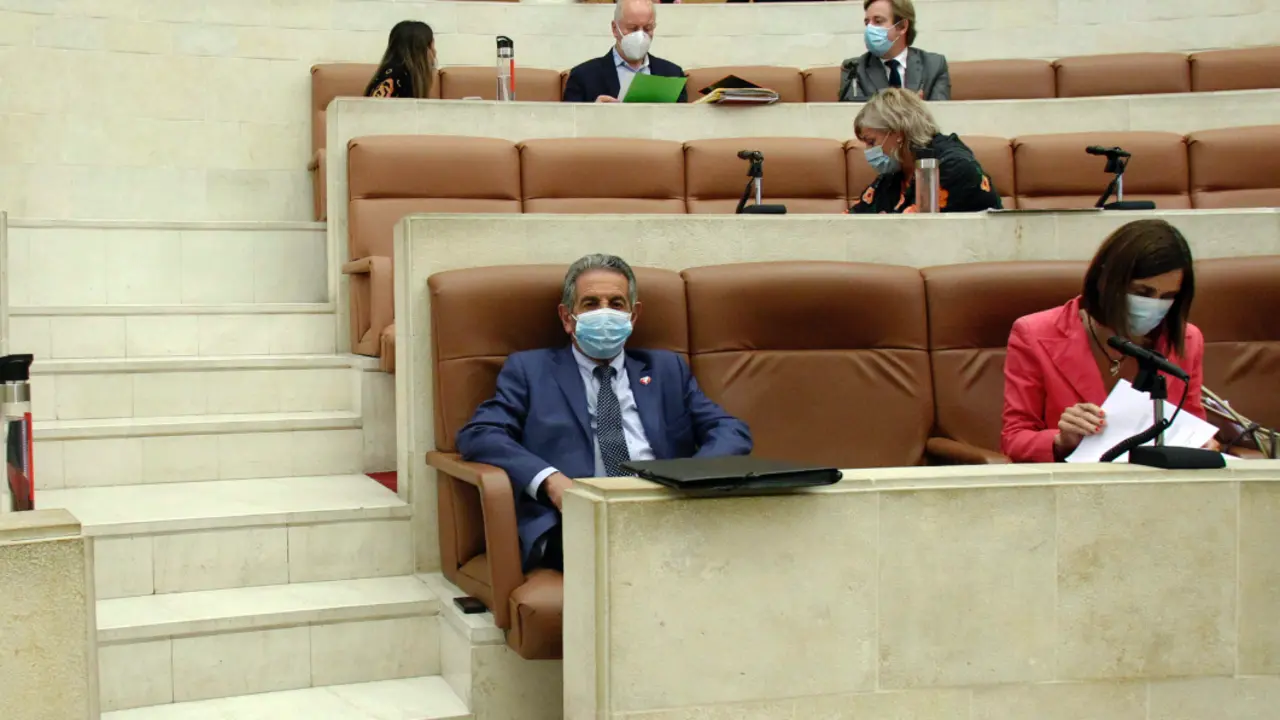 El presidente de Cantabria, Miguel &Aacute;ngel Revilla en el Parlamento de Cantabria. / JOS&Eacute; RAM&Oacute;N