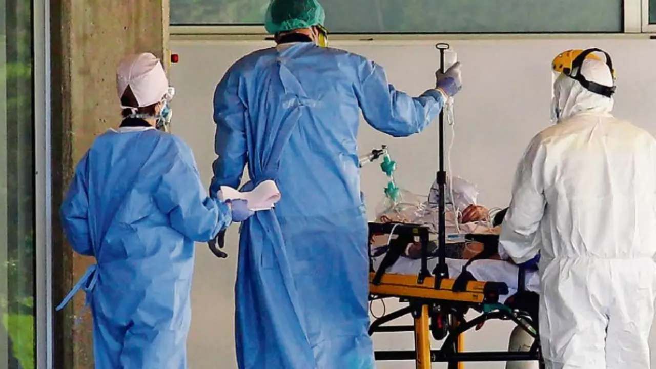 Varios sanitarios trasladan a un paciente a la zona de Urgencias del Hospital Marqu&eacute;s de Valdecilla. / J. Ram&oacute;n