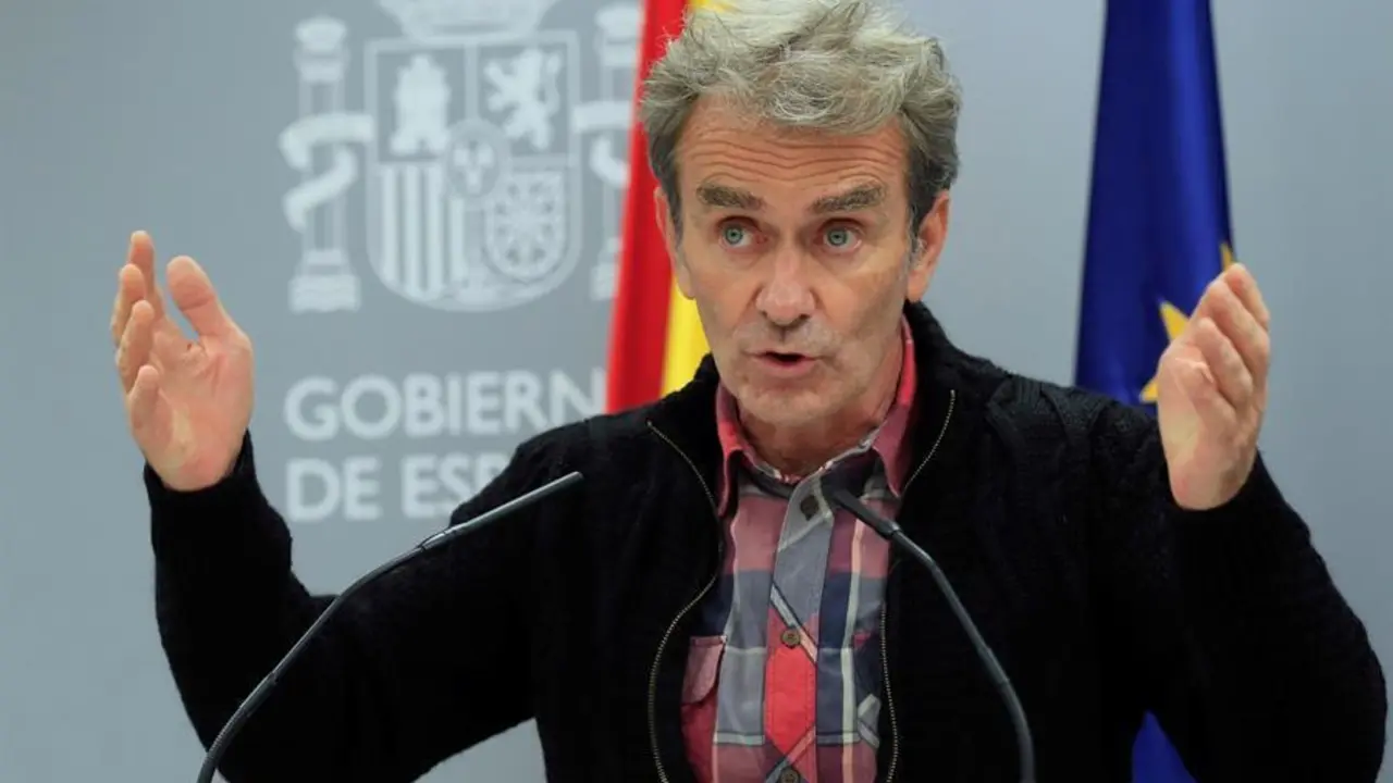 El Director del Centro de Coordinaci&oacute;n de Alertas y Emergencias Sanitarias, Fernando Sim&oacute;n, este lunes, durante la rueda de prensa en el Ministerio de Sanidad en Madrid.- EFE/Fernando Alvarado