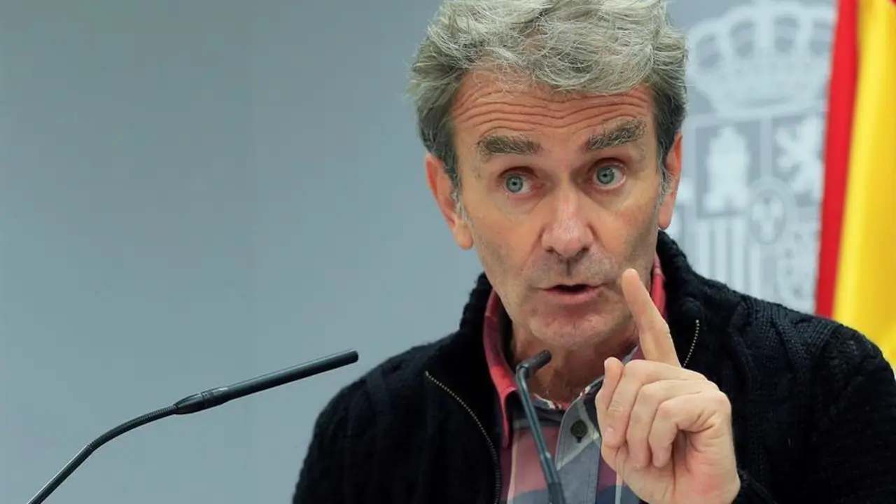 l Director del Centro de Coordinaci&oacute;n de Alertas y Emergencias Sanitarias, Fernando Sim&oacute;n, este lunes, durante la rueda de prensa en el Ministerio de Sanidad en Madrid.- EFE/Fernando Alvarado