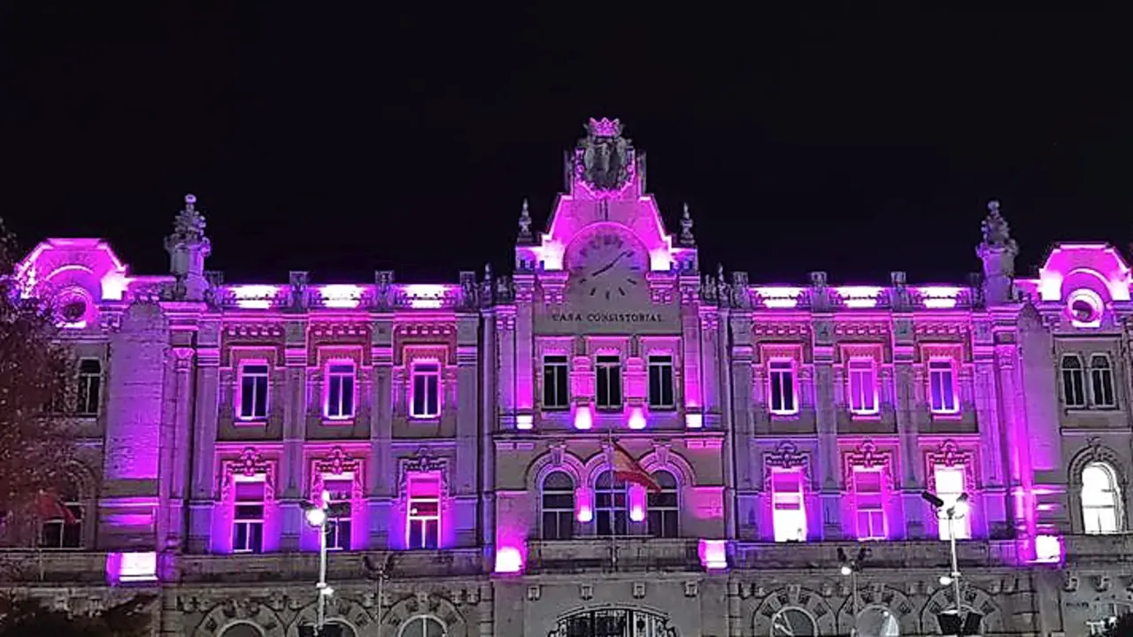 El Ayuntamien- to de Santander luci&oacute; la pasada noche de color rosa en conme- moraci&oacute;n del D&iacute;a Muncial con- tra el C&aacute;ncer de Mama que como cada a&ntilde;o se ce- lebra el d&iacute;a 19 de octubre, una enfermedad de la que se esti- ma que habr&aacute; 33.000 nuevos diagn&oacute;sticos este a&ntilde;o. / ALERTA
