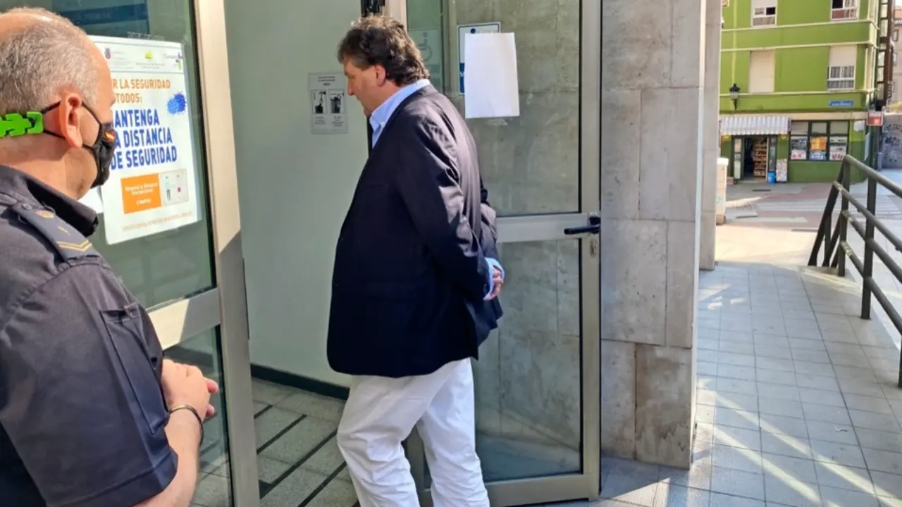 El alcalde de Santa Mar&iacute;a de Cay&oacute;n, Gast&oacute;n G&oacute;mez, a su llegada a los juzgados el pasado mes de septiembre. / Hardy