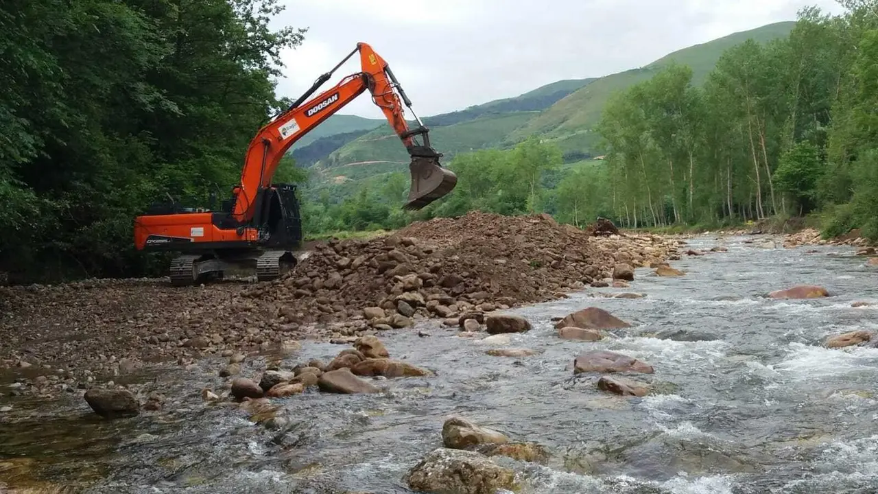Actuaciones de CHCant&aacute;brico en el r&iacute;o Saja a su paso por Ter&aacute;n.