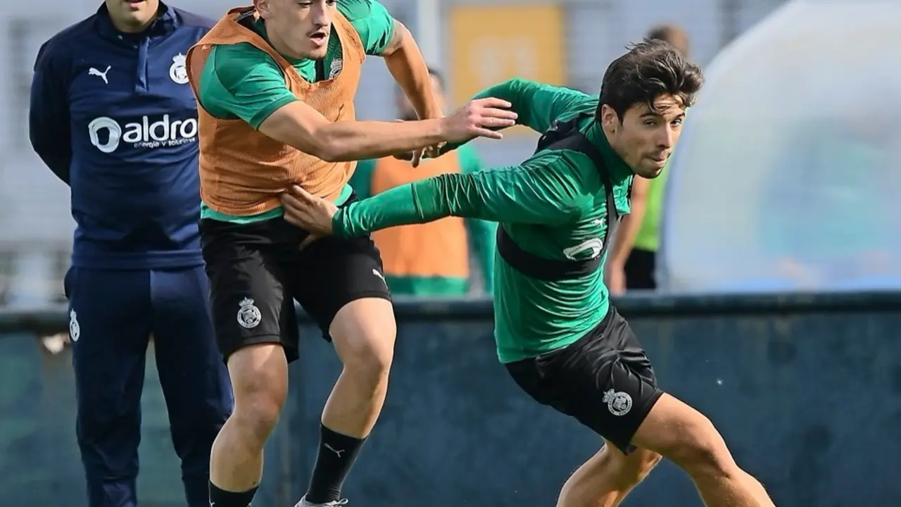 Rozada, siguiendo atento el duelo entre Ceballos y Mart&iacute;n Solar. / Hardy