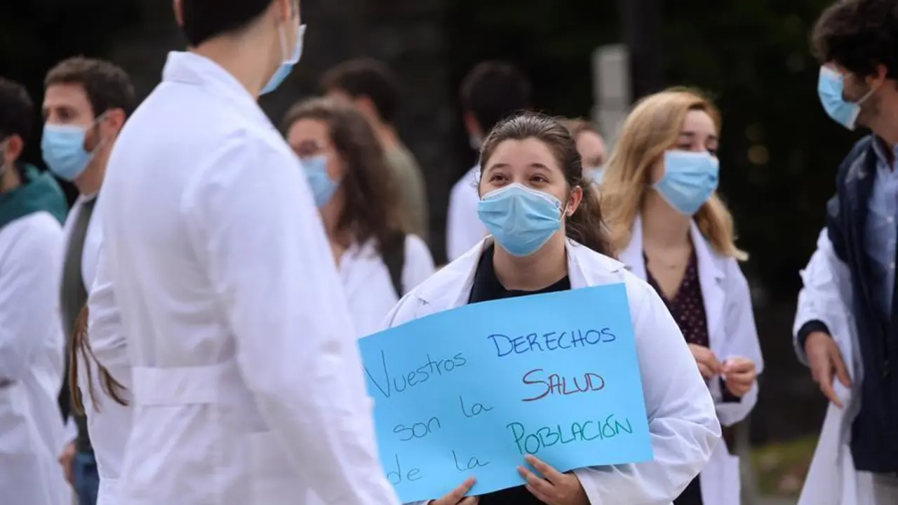 Un momento de la concentraci&oacute;n de los m&eacute;dicos residentes de Cantabria, este martes en Santander. Los m&eacute;dicos de Cantabria est&aacute;n llamados a la huelga el pr&oacute;ximo d&iacute;a 27 para exigir la retirada del decreto del Ministerio de Sanidad que permite contratar a m&eacute;dicos sin titulo de especialista y a profesionales de fuera de la Uni&oacute;n Europea que no tengan su t&iacute;tulo homologado en Espa&ntilde;a.- EFE/Pedro Puente Hoyos