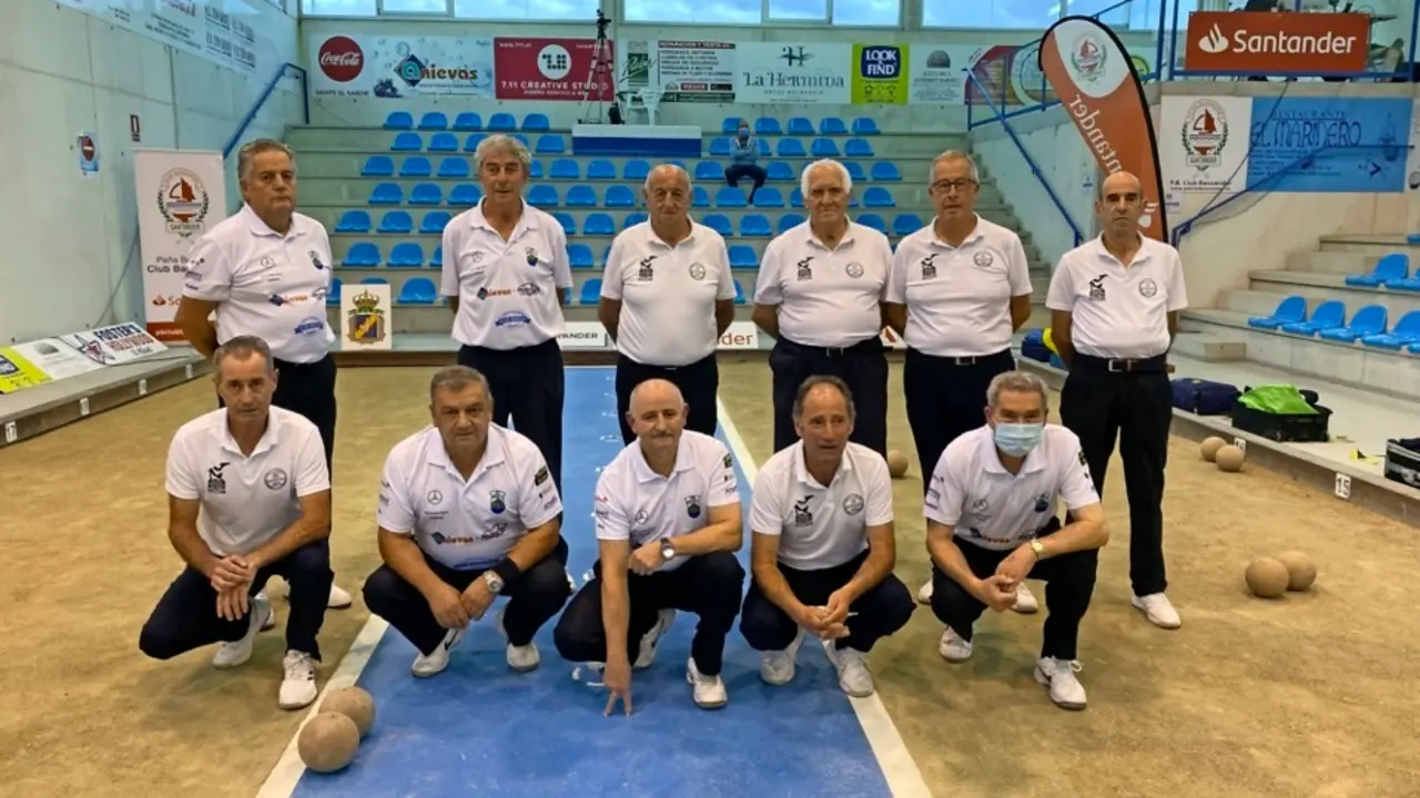 Los jugadores de Quijano y Pe&ntilde;acastillo posan antes del inicio de la final ayer en Cueto. / Hardy