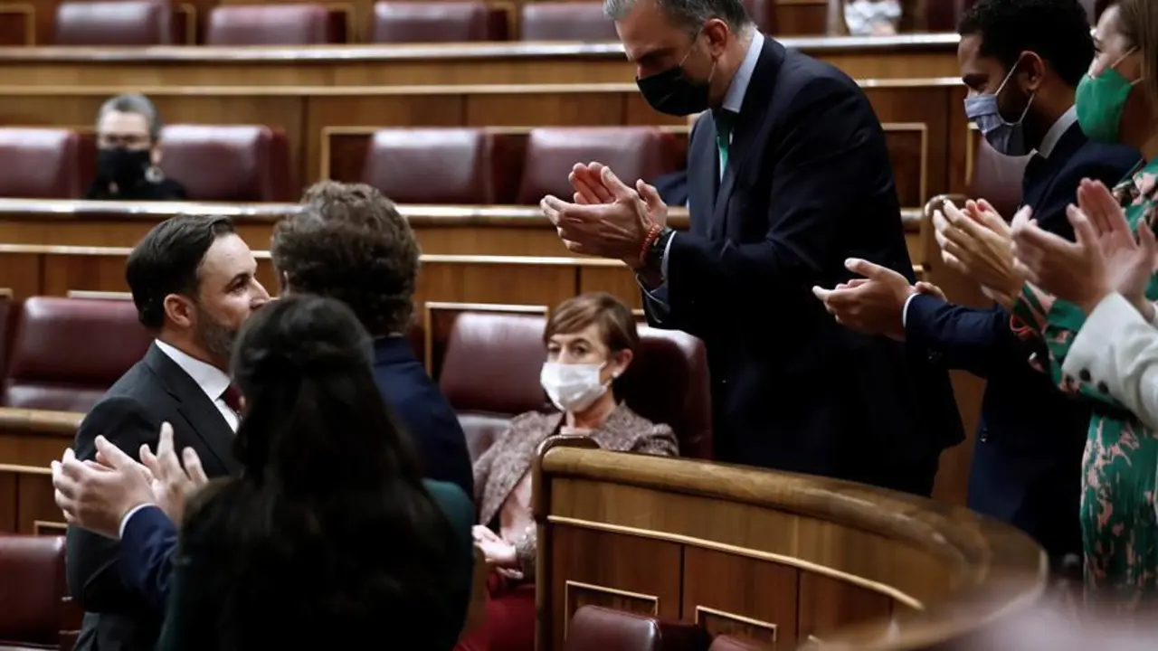 El l&iacute;der de Vox, Santiago Abascal (i) es aplaudido por su bancada tras su intervenci&oacute;n en la moci&oacute;n de censura de su partido al gobierno de coalici&oacute;n en el Congreso de los Diputados este mi&eacute;rcoles. EFE/Mariscal