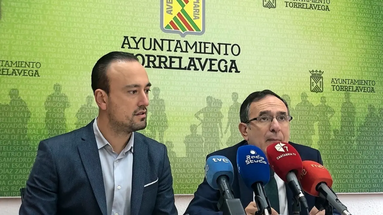El alcalde de Torrelavega, Javier L&oacute;pez Estrada y el socialista Jos&eacute; Manuel Cruz Viadero. / aLERTA / ARCHIVO