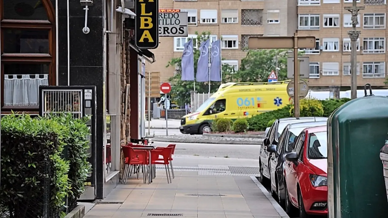 Una ambulancia a gran velocidad pasa por la rotonda Plaza de Galicia en Torrelavega. / S.D.