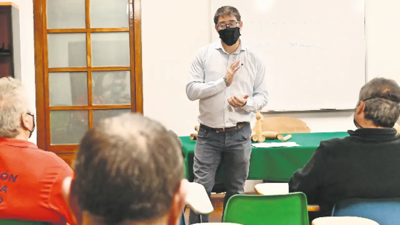 P&eacute;rez Manso durante el encuentro. / ALERTA