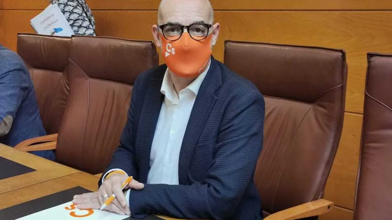 El portavoz de Ciudadanos (Cs) en el Parlamento de Cantabria, F&eacute;lix &Aacute;lvarez se reúne con los portavoces para los fondos europeos. / ALERTA