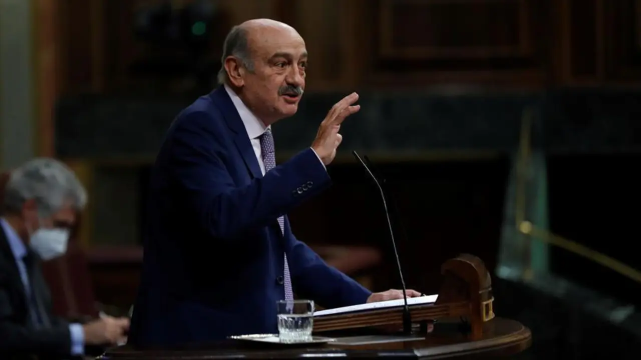 El portavoz parlamentario del Partido Regionalista de Cantabria (PRC), Jos&eacute; Mar&iacute;a Maz&oacute;n, interviene durante la moci&oacute;n de censura de Vox al gobierno de coalici&oacute;n en el Congreso de los Diputados, este mi&eacute;rcoles. EFE/Emilio Naranjo