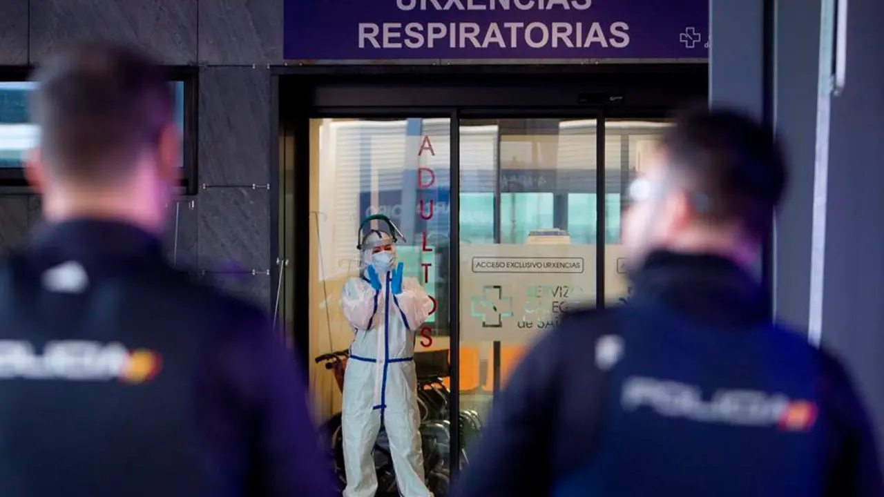 Personal sanitario del Hospital &Aacute;lvaro Cunqueiro de Vigo. EFE / Salvador Sas./Archivo